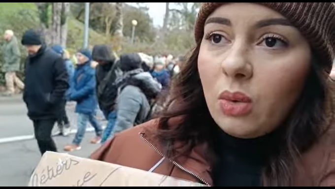 Jeune manifestante à Dole.